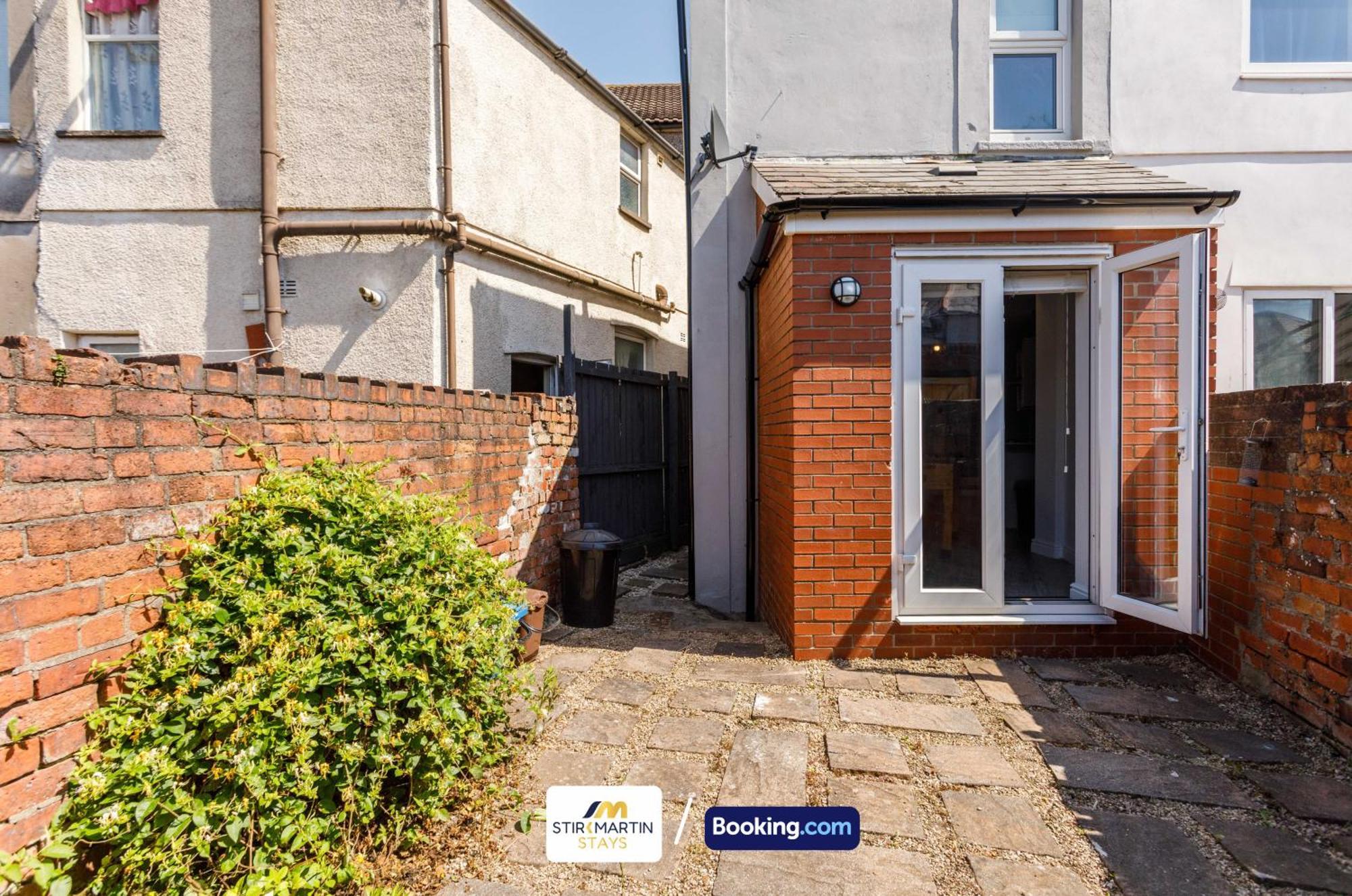 Comfy 3Bed House By Stirkmartin Stays Short Lets & Serviced Accommodation Cardiff With Free Parking & 8Mins To City Centre ภายนอก รูปภาพ